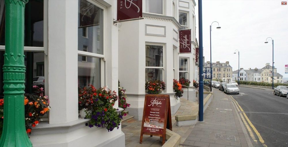 Portrush Adelphi 호텔 외부 사진 The exterior of the restaurant in 2007