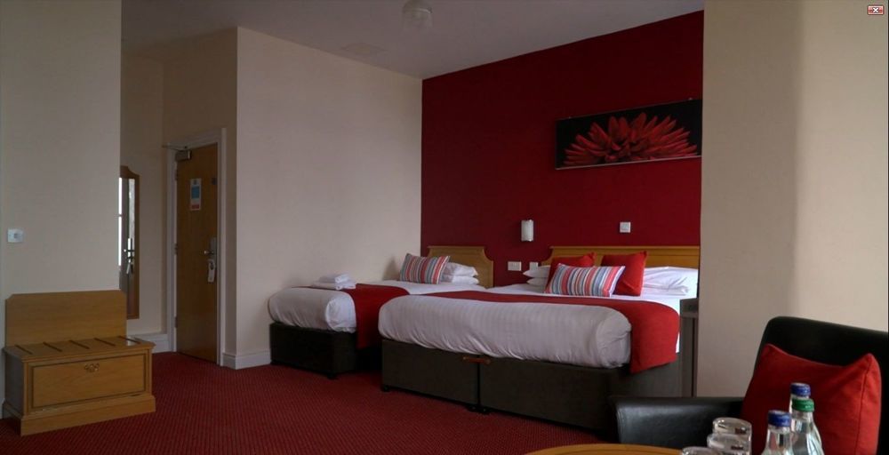 Portrush Adelphi 호텔 외부 사진 A typical hotel room