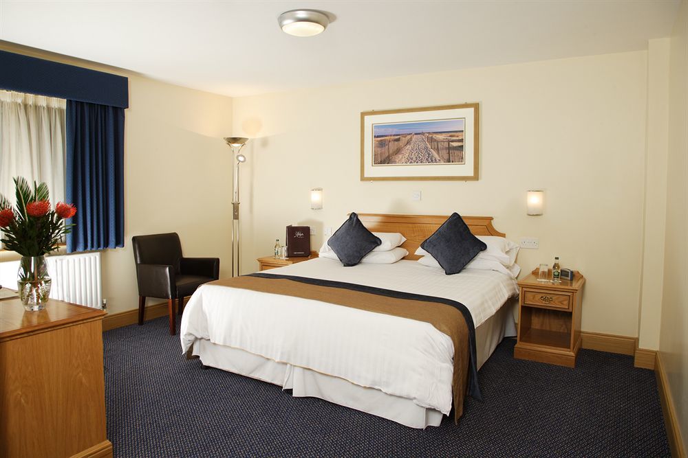 Portrush Adelphi 호텔 외부 사진 A bedroom at the hotel