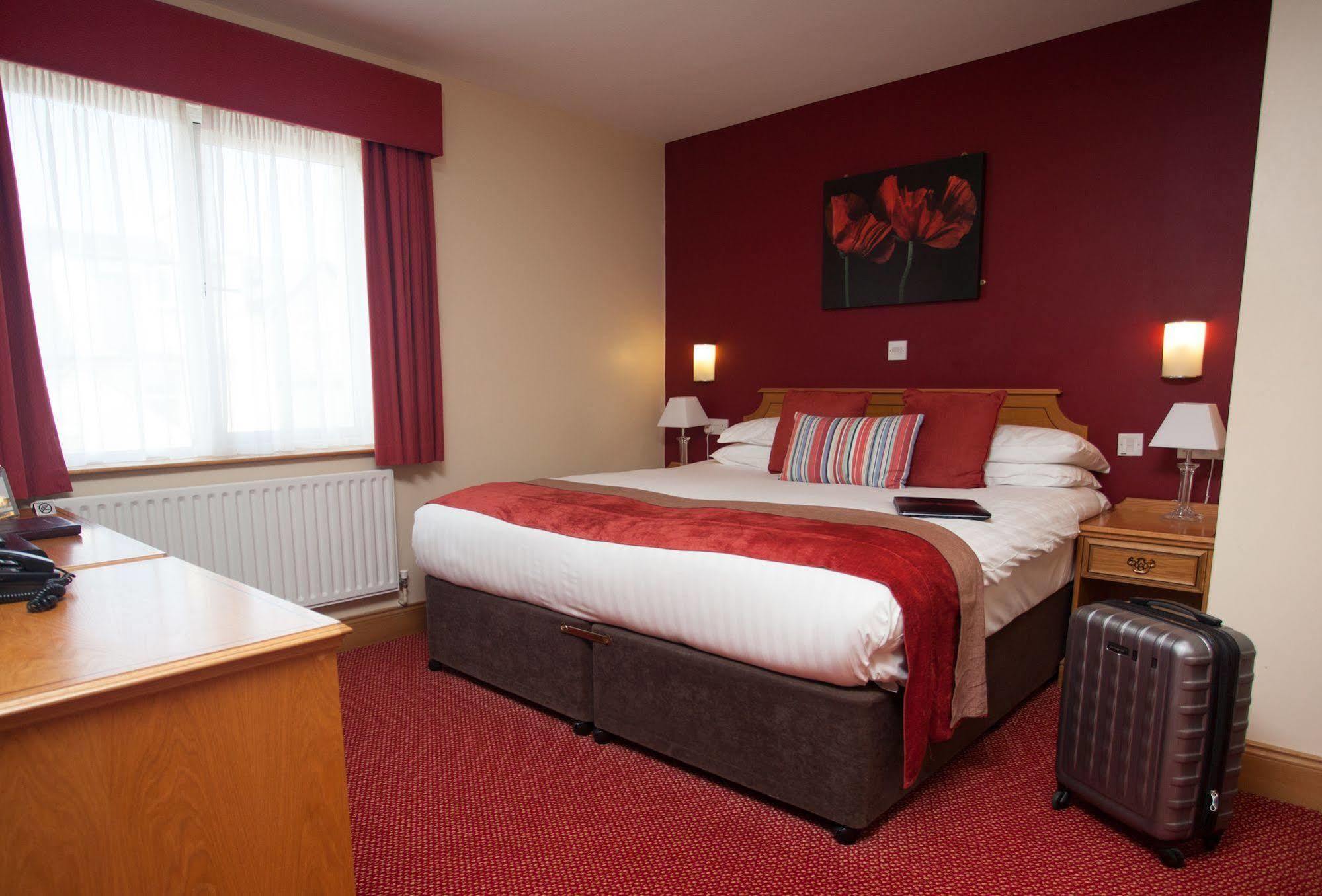 Portrush Adelphi 호텔 외부 사진 A typical bedroom at the hotel